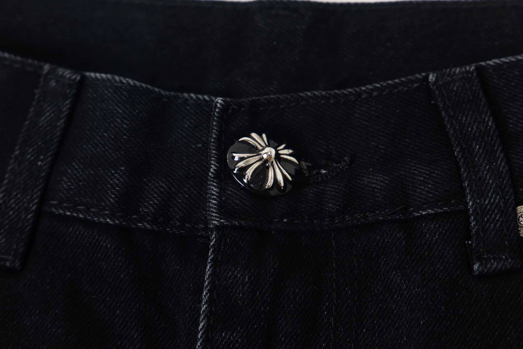 P240 Chrome Hearts Chrome Hearts Black Multi-leather Elements Full of Details Washed Jeans Authentically Restore the Ultimate Vintage Texture Three-Dimensional Fit Loose and Comfortable, Not Slimming Appearing Taller and Thinner Manufacturer Seiko Original Factory Quality Control Same Style for Men and Women Can Be Matched for Couples Versatile Recommendation Must-Have Jeans for All Seasons Fashionistas Have Been Disappointed From the Quality Selection of Fabrics, Cutting of Details, and Matching of Patterns, Everything Is Impeccable! The upper body is so handsome when worn...it can be easily worn by men, women and children! The craftsmanship is made of heavy-duty washed pure cotton denim fabric. After washing, it is soft and thick. It is very stylish when worn on the body. Style number: 1775# Color: black Size: 28 30 32 34 36